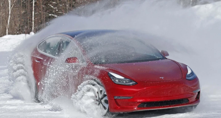 Tesla Model 3 зимой