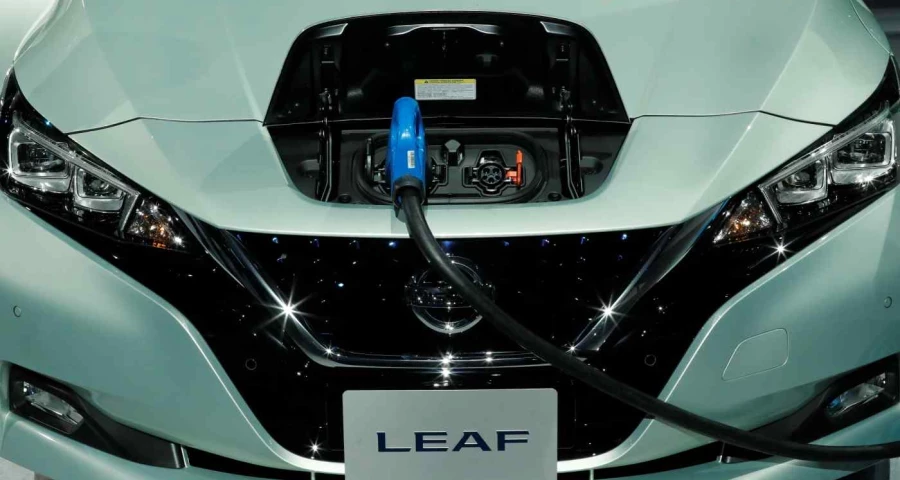 Nissan Leaf бампер в процессе зарядки