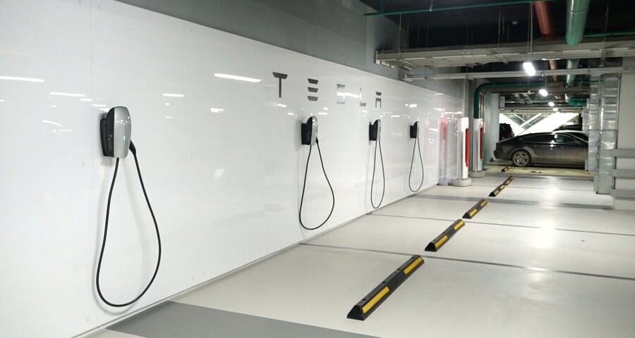 Зарядные станции для электрокаров в паркинге