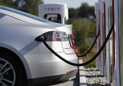 Tesla исключили зарядный кабель из комплектации электромобилей