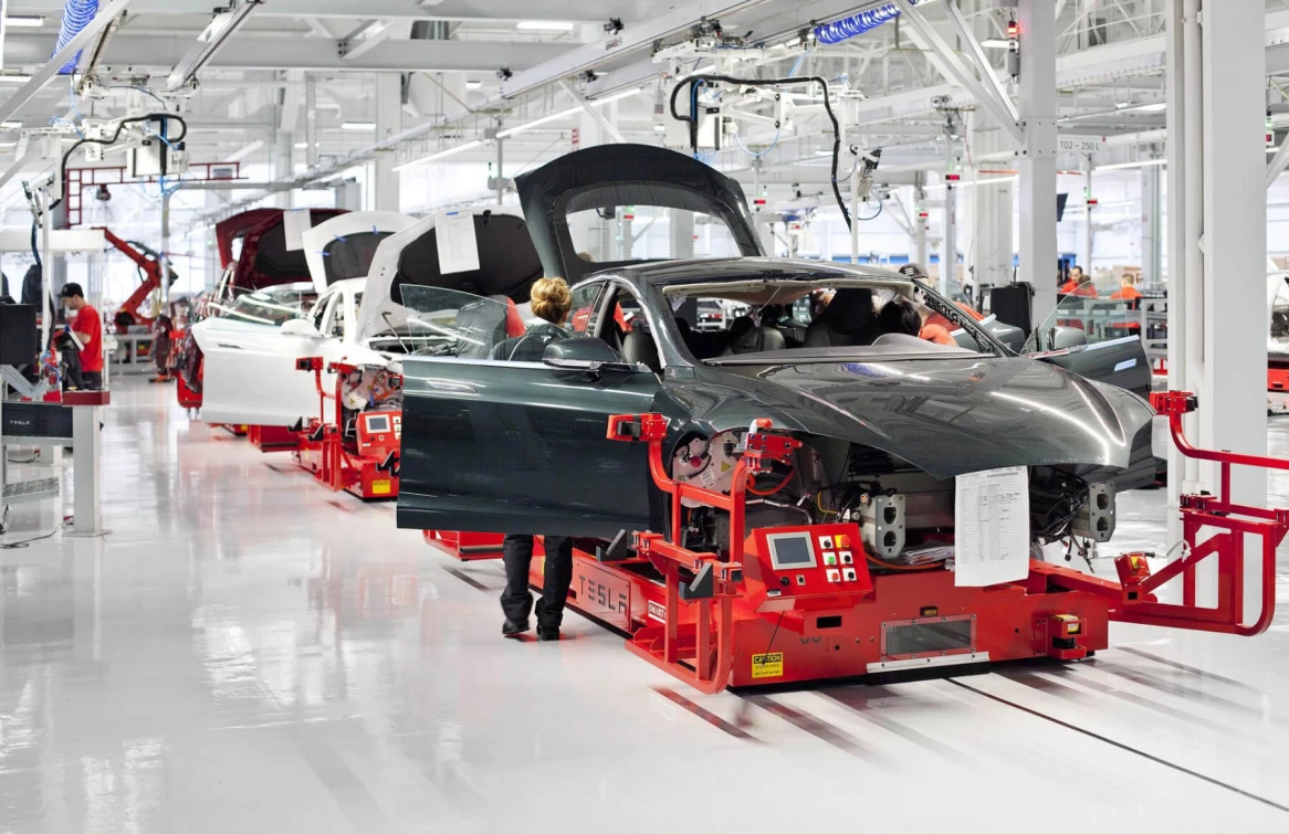 Tesla сокращает издержки для производства бюджетного электромобиля