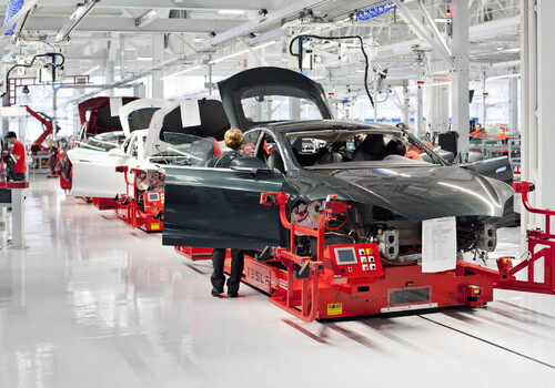 Tesla сокращает издержки для производства бюджетного электромобиля