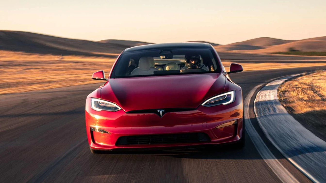 Tesla Model S умеет парковаться без использования радаров