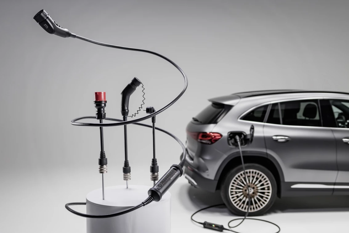 Универсальное зарядное устройство для электромобилей и подключаемых гибридов от Mercedes-Benz
